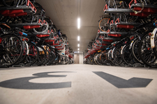 910540 Afbeelding van de pas geopende fietsenstalling onder het Stationsplein te Utrecht.